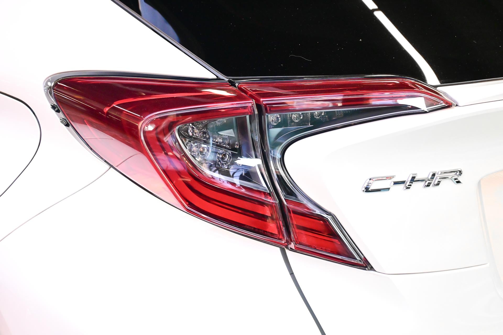 2019 Toyota C-HR S Wagon Hybrid (WHITE)