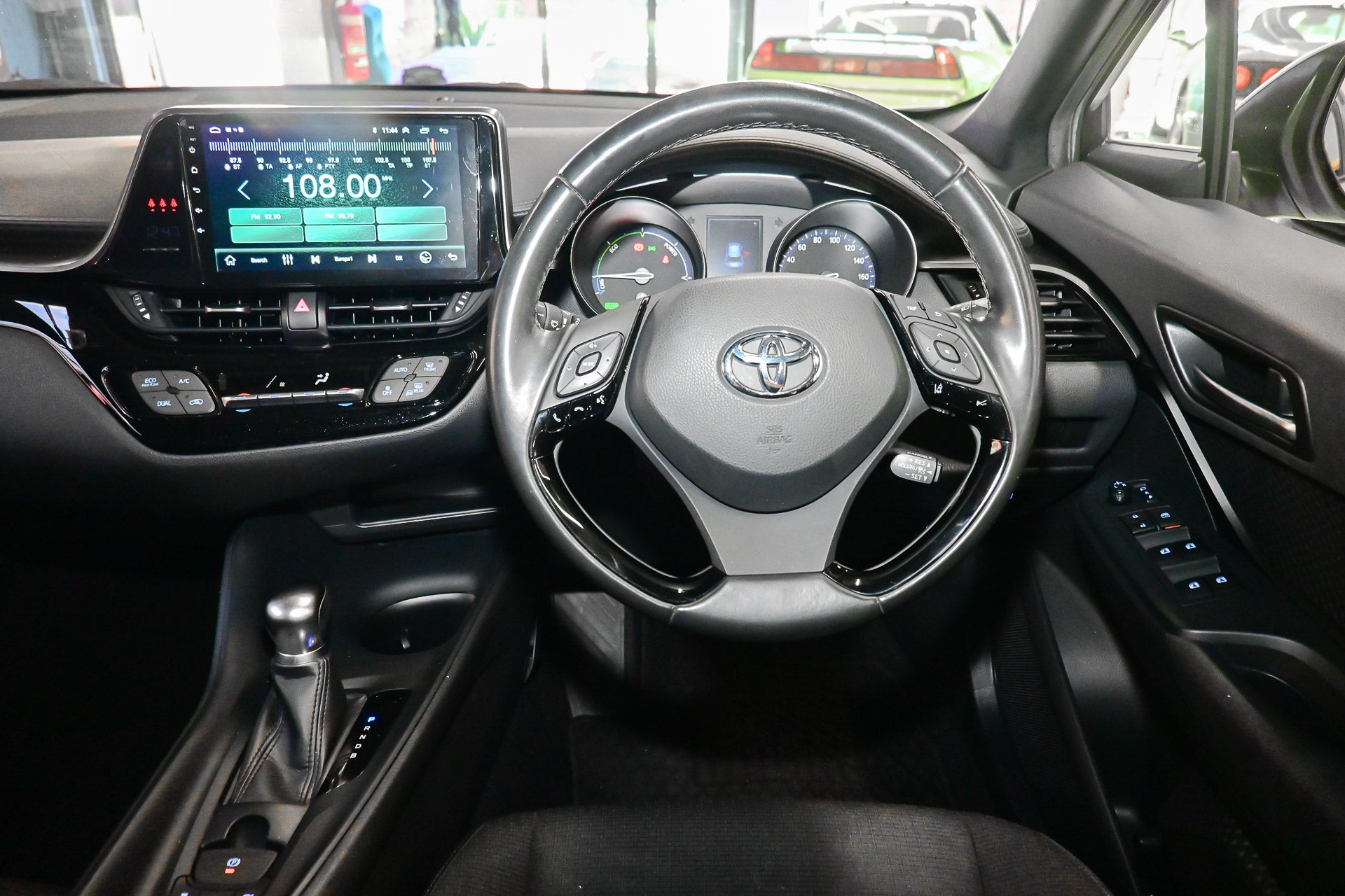 2019 Toyota C-HR S Wagon Hybrid (PEARL WHITE)